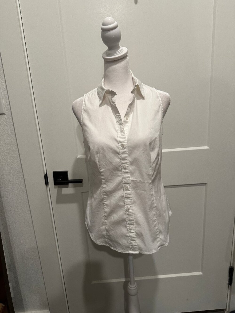 Ann Taylor Sz 2 White Fitted Sleeveless Button Down Top